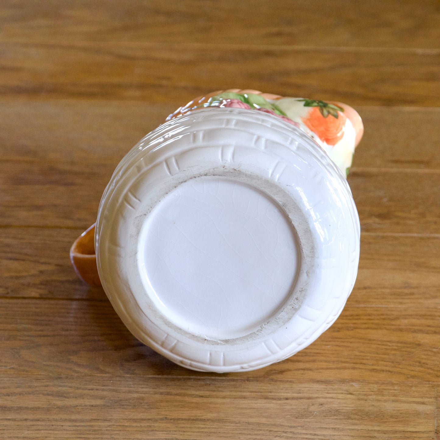 Carafe en barbotine relief panier de légumes