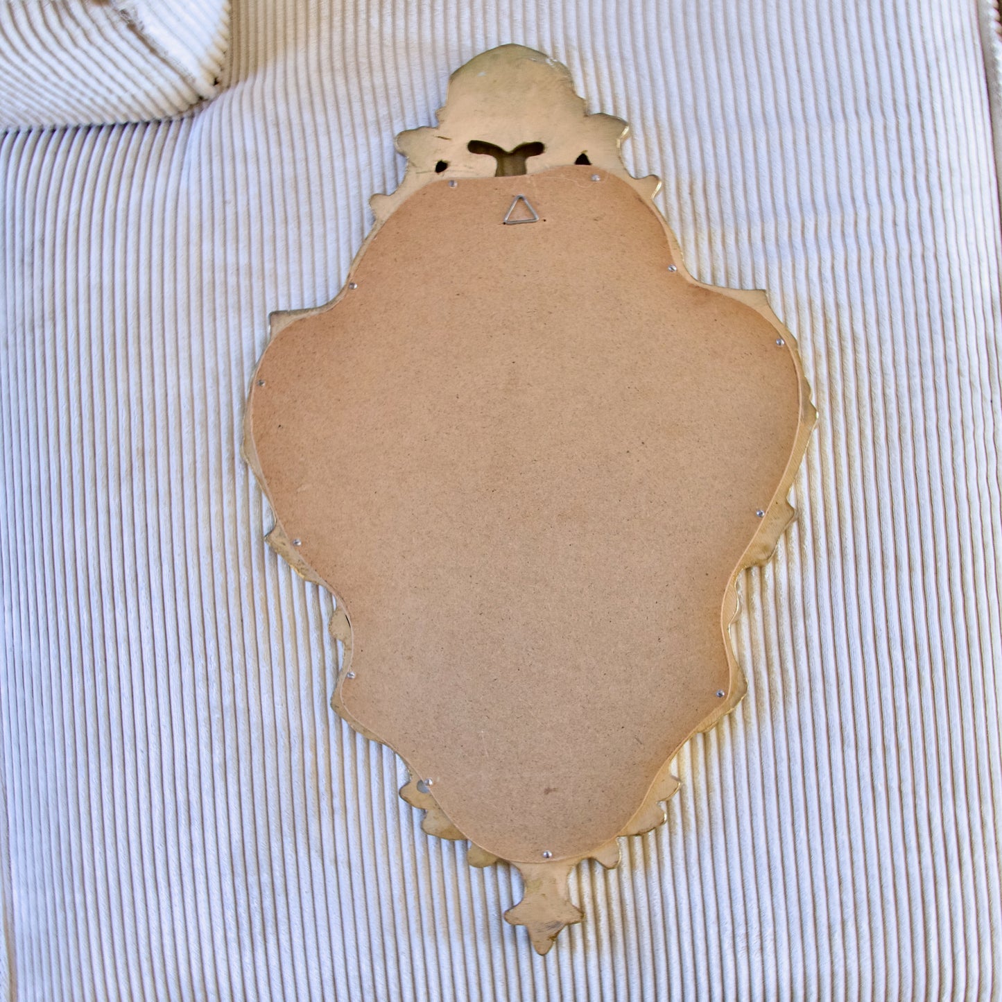 Miroir coquille à parcloses en bois doré à la feuille d'or