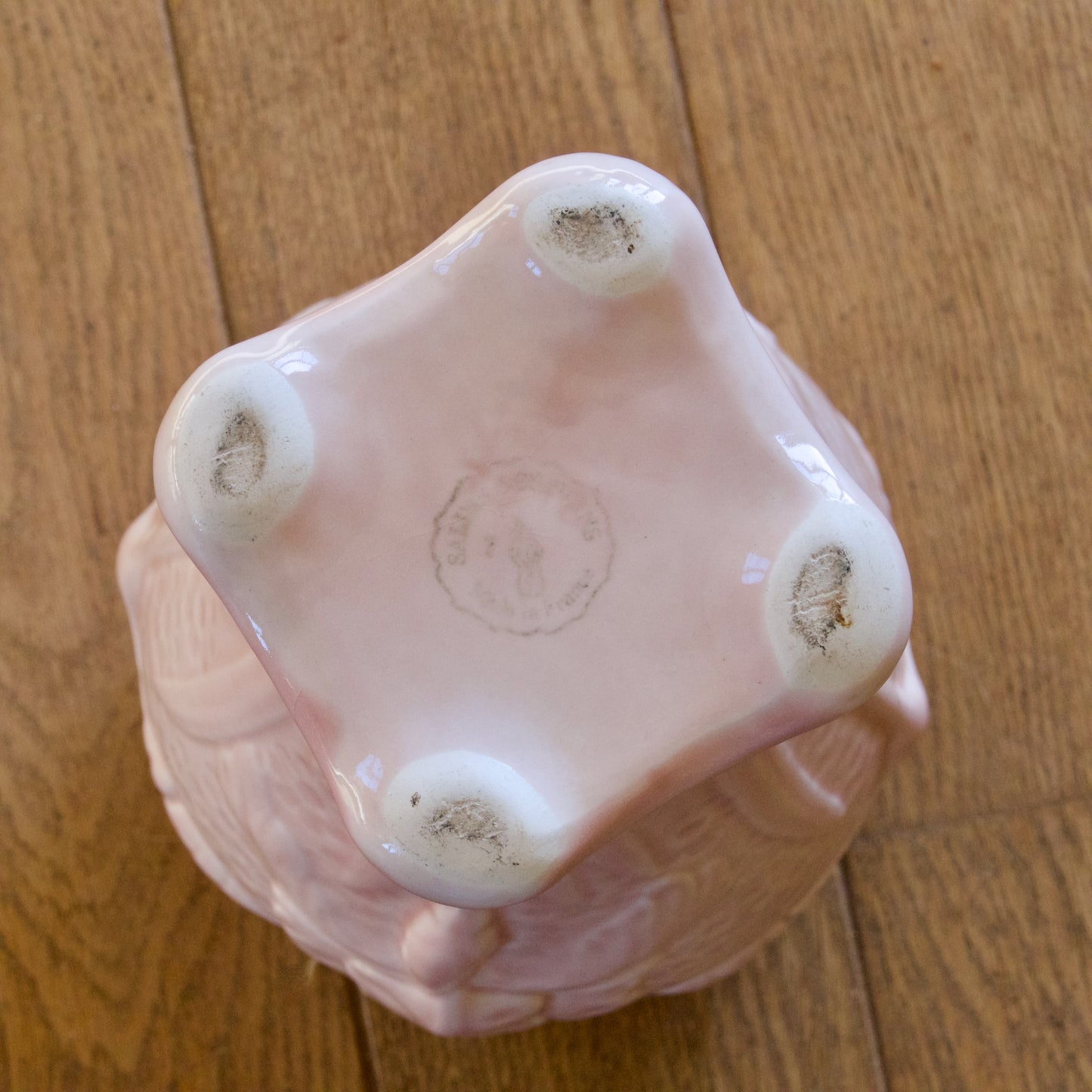 Grand vase Art Nouveau en barbotine rose poudré signé Salins