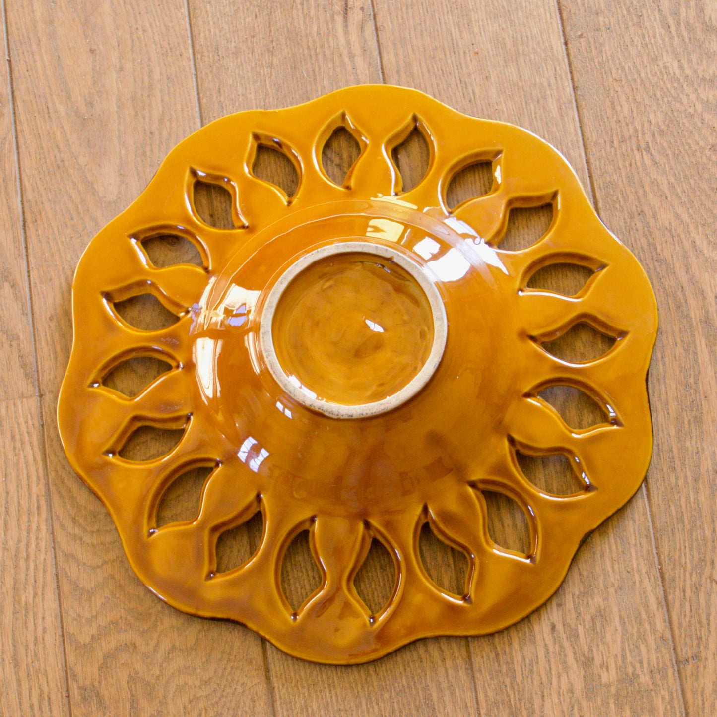 Grande corbeille / coupe en faïence ajourée couleur miel