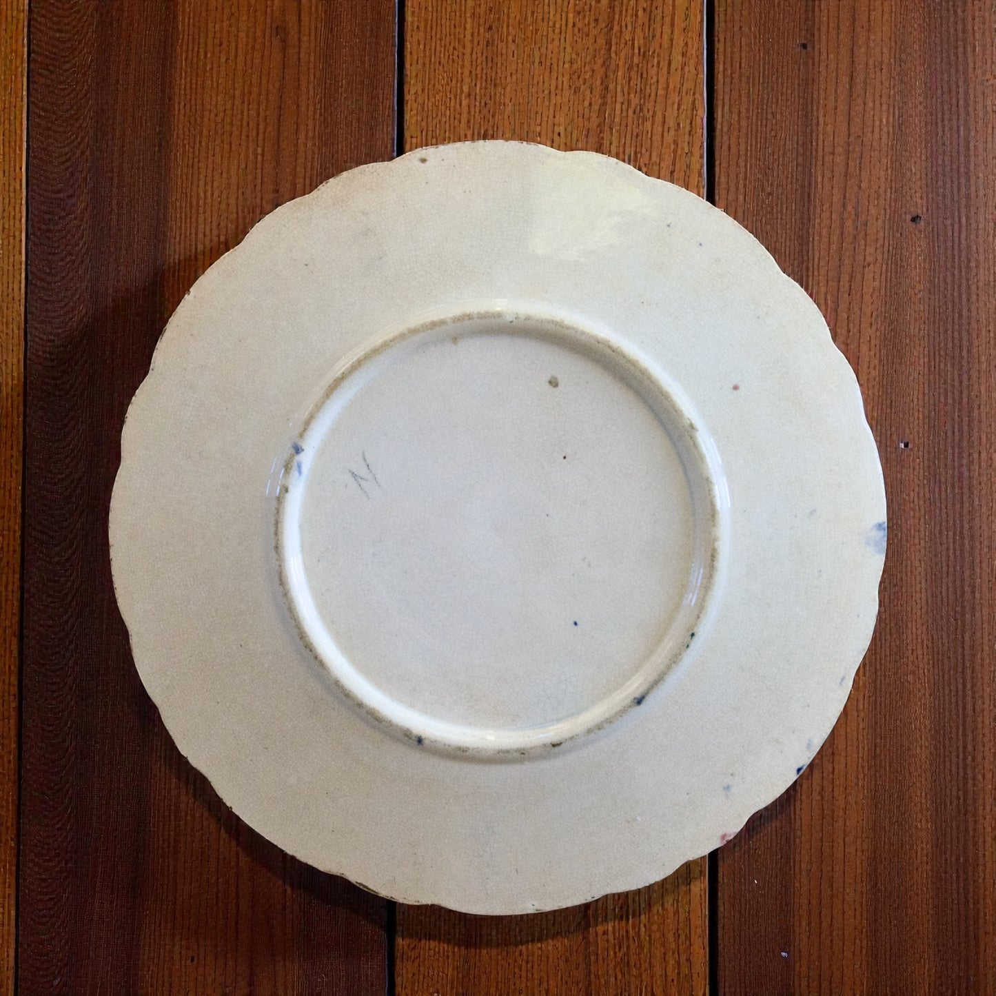 Assiette oiseau de 1880 en barbotine de Wasmuël par Mouzin-Lecat