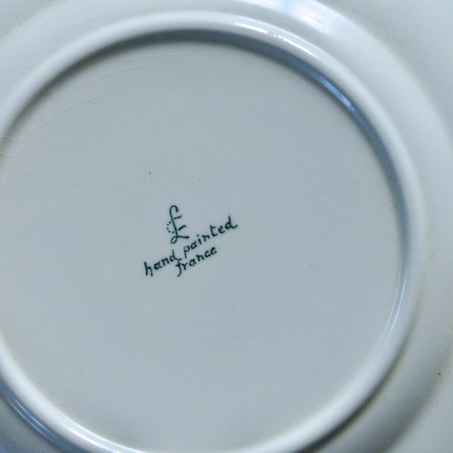 9 assiettes à dessert signées Longchamp collection "Nemours", peintes à la main