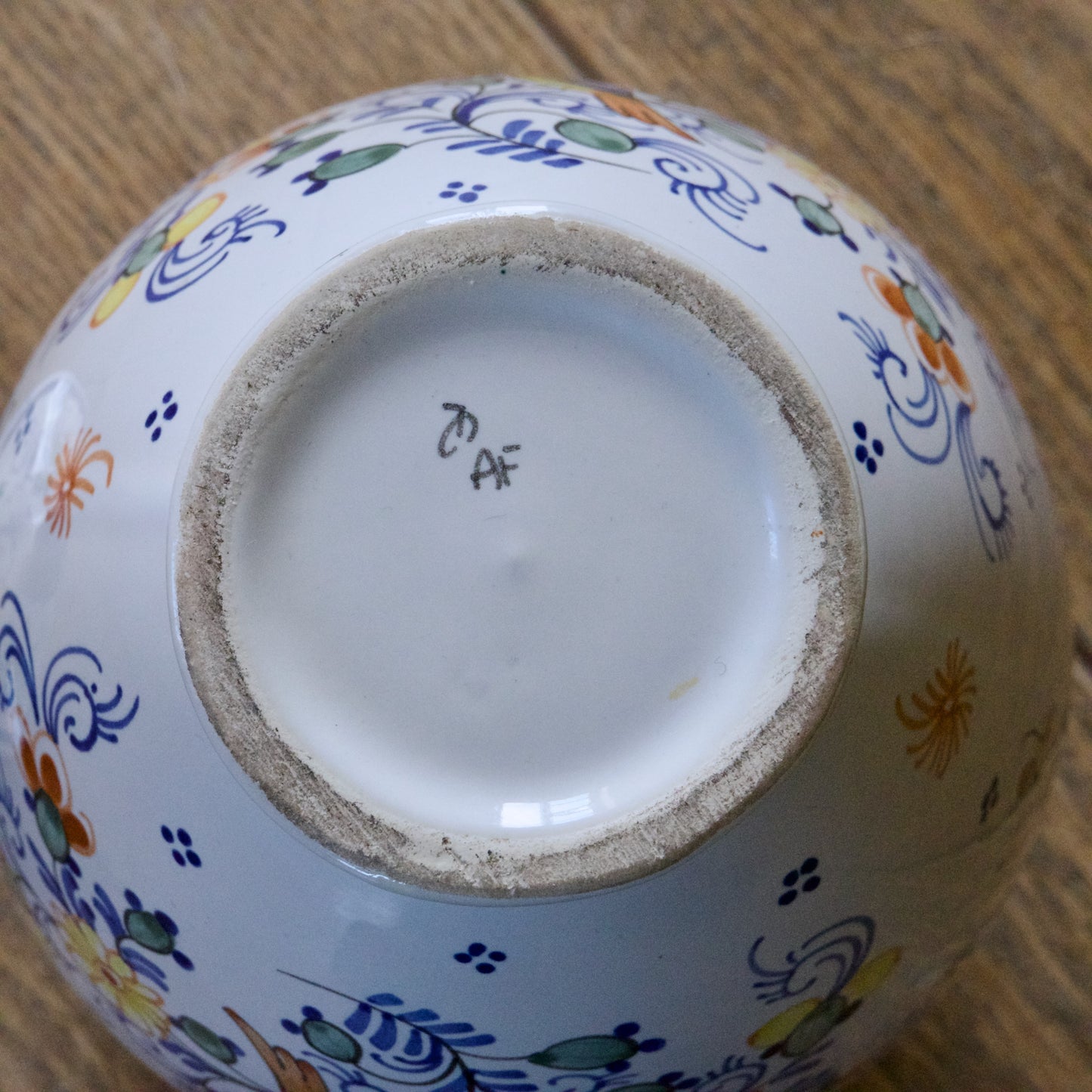 Grand vase couvert artisanal en faïence du Moustiers, oiseaux