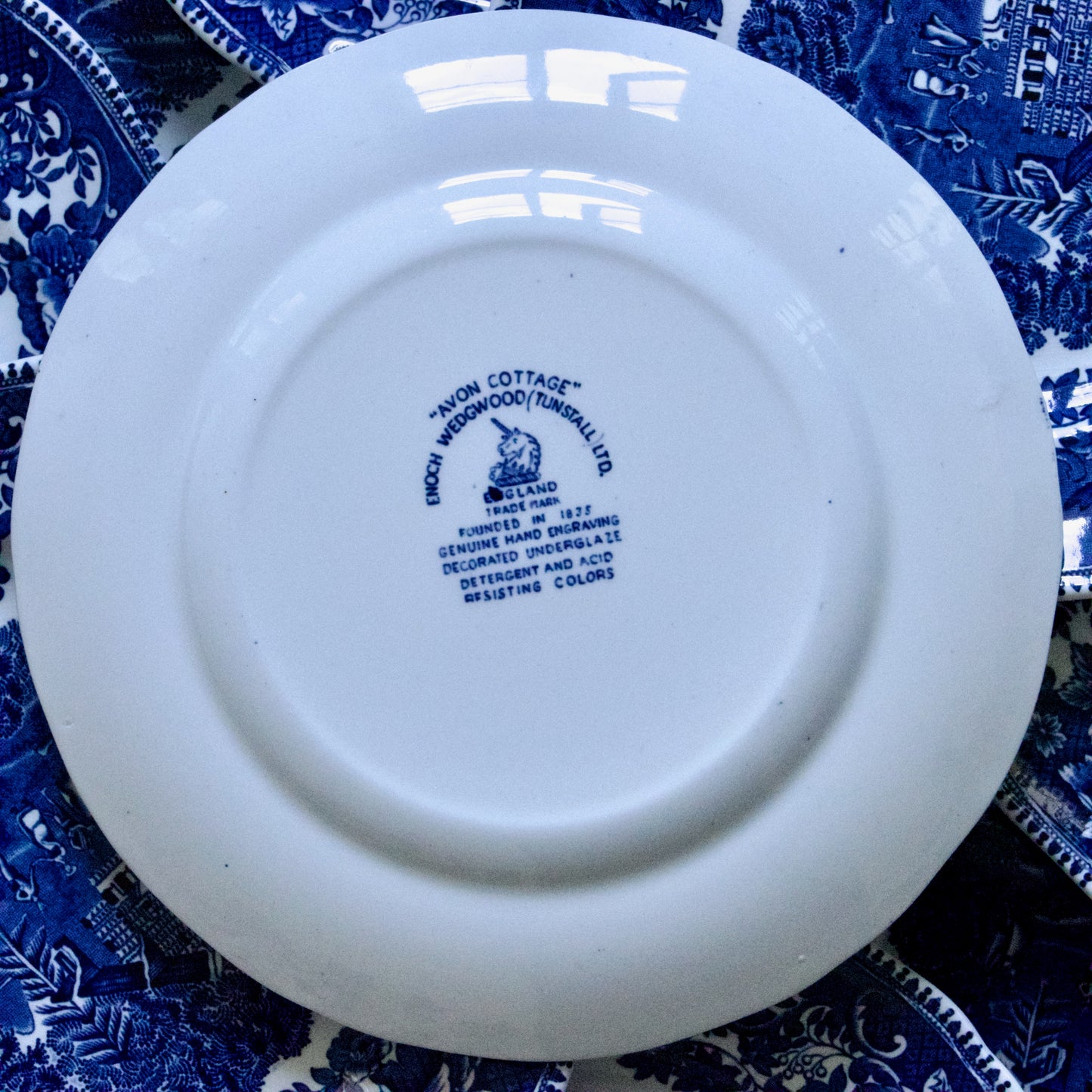 11 assiettes à dessert anglaises signées Enoch Wedgwood "Avon Cottage"