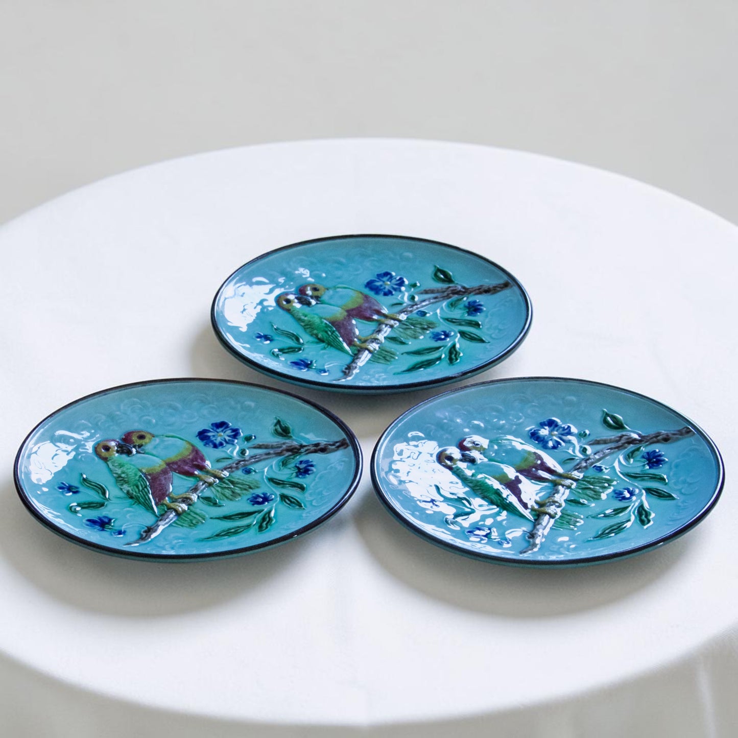Trio d'assiettes en barbotine perruches