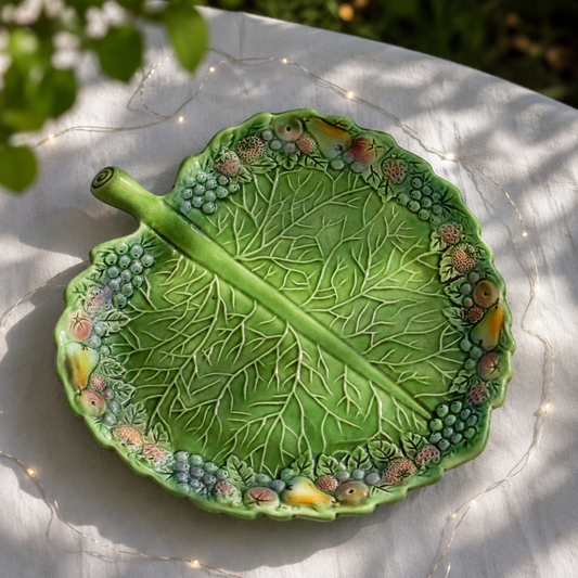 Assiette / petit plat en barbotine feuille What's