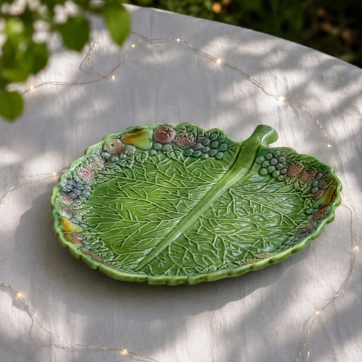 Assiette / petit plat en barbotine feuille What's
