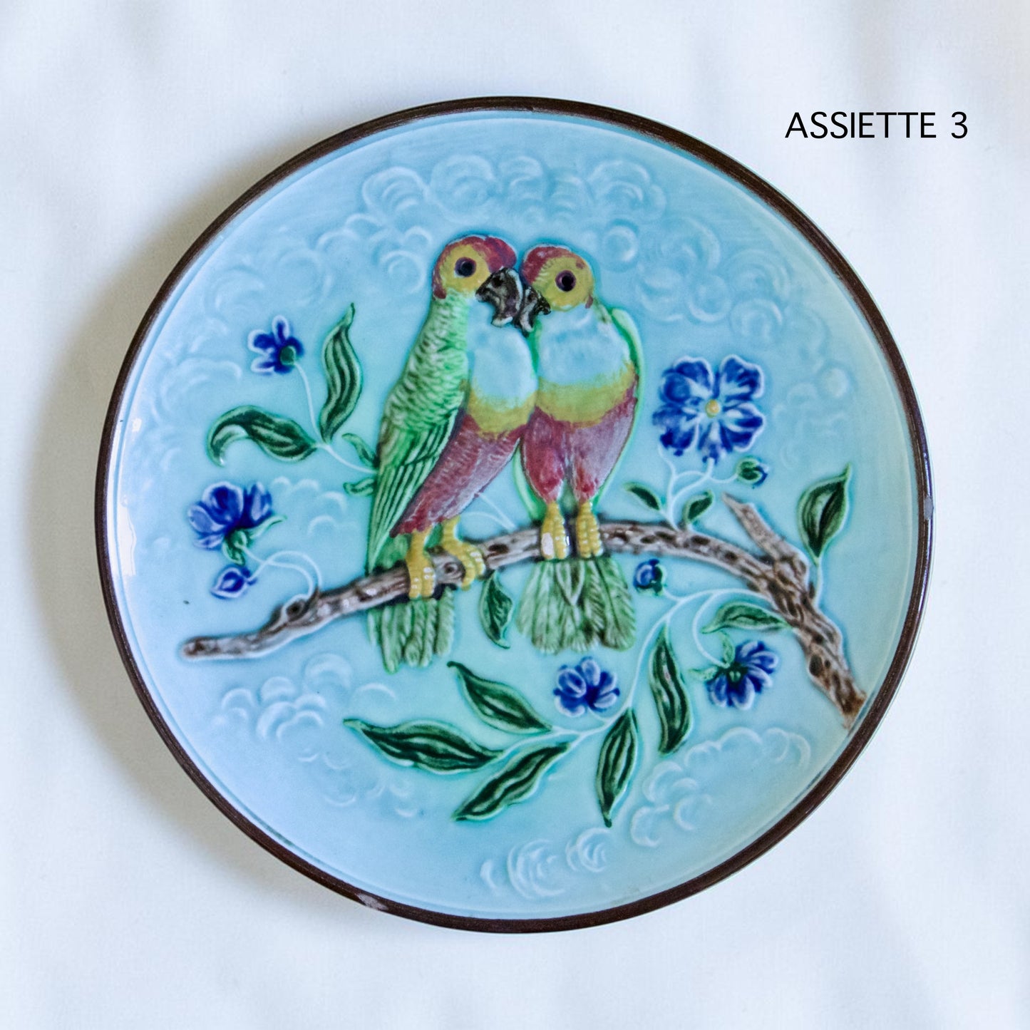 Trio d'assiettes en barbotine perruches