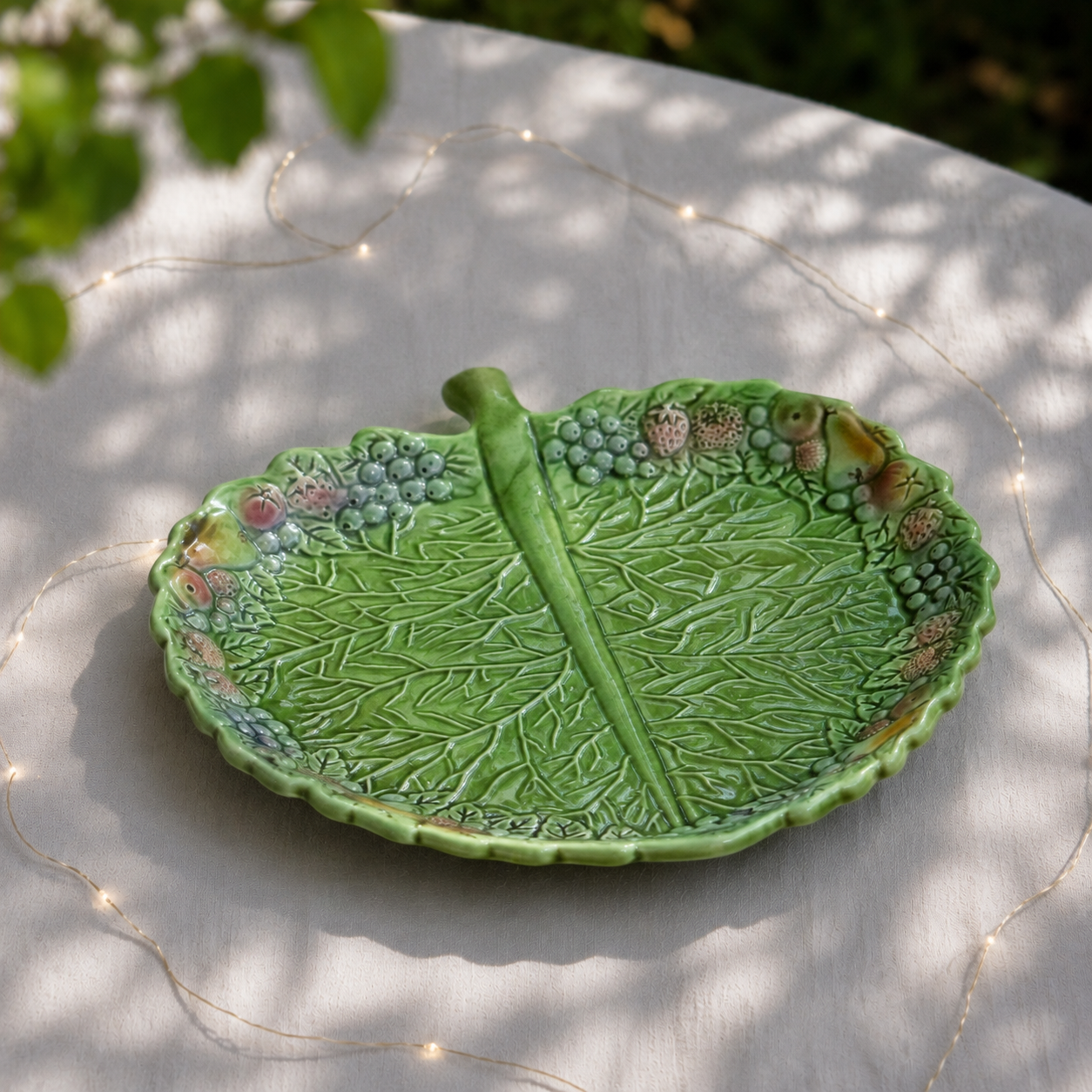 Assiette / petit plat en barbotine feuille What's