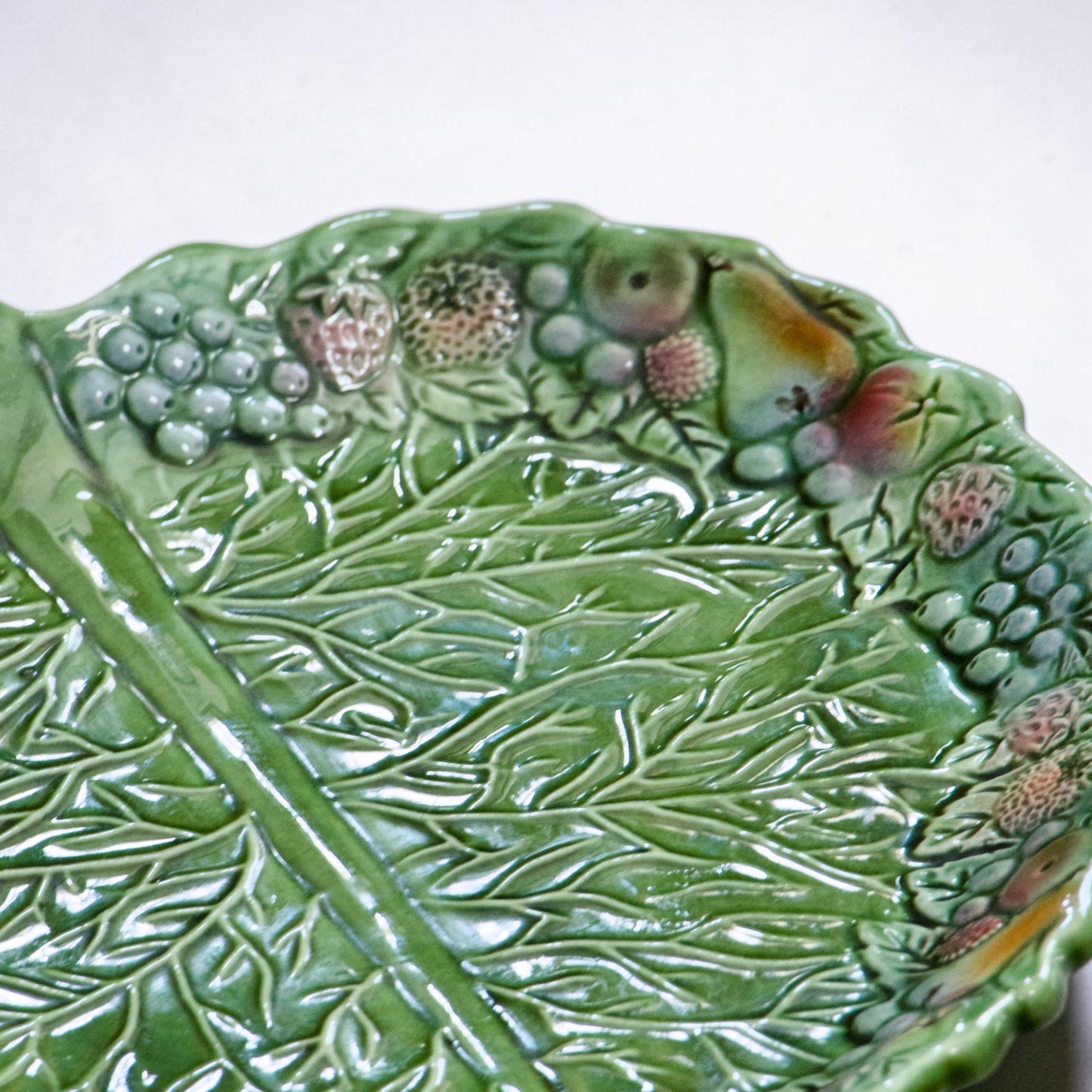 Assiette / petit plat en barbotine feuille What's