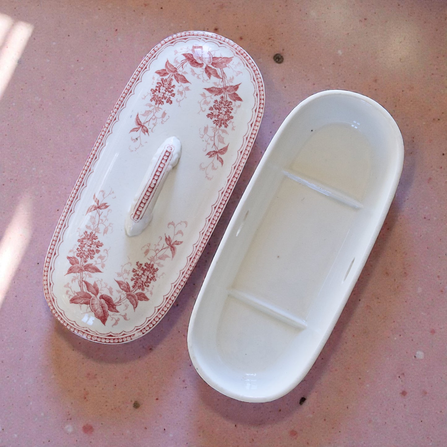 Porte-peigne XIXe en terre de fer de Maestricht, collection "Printemps"