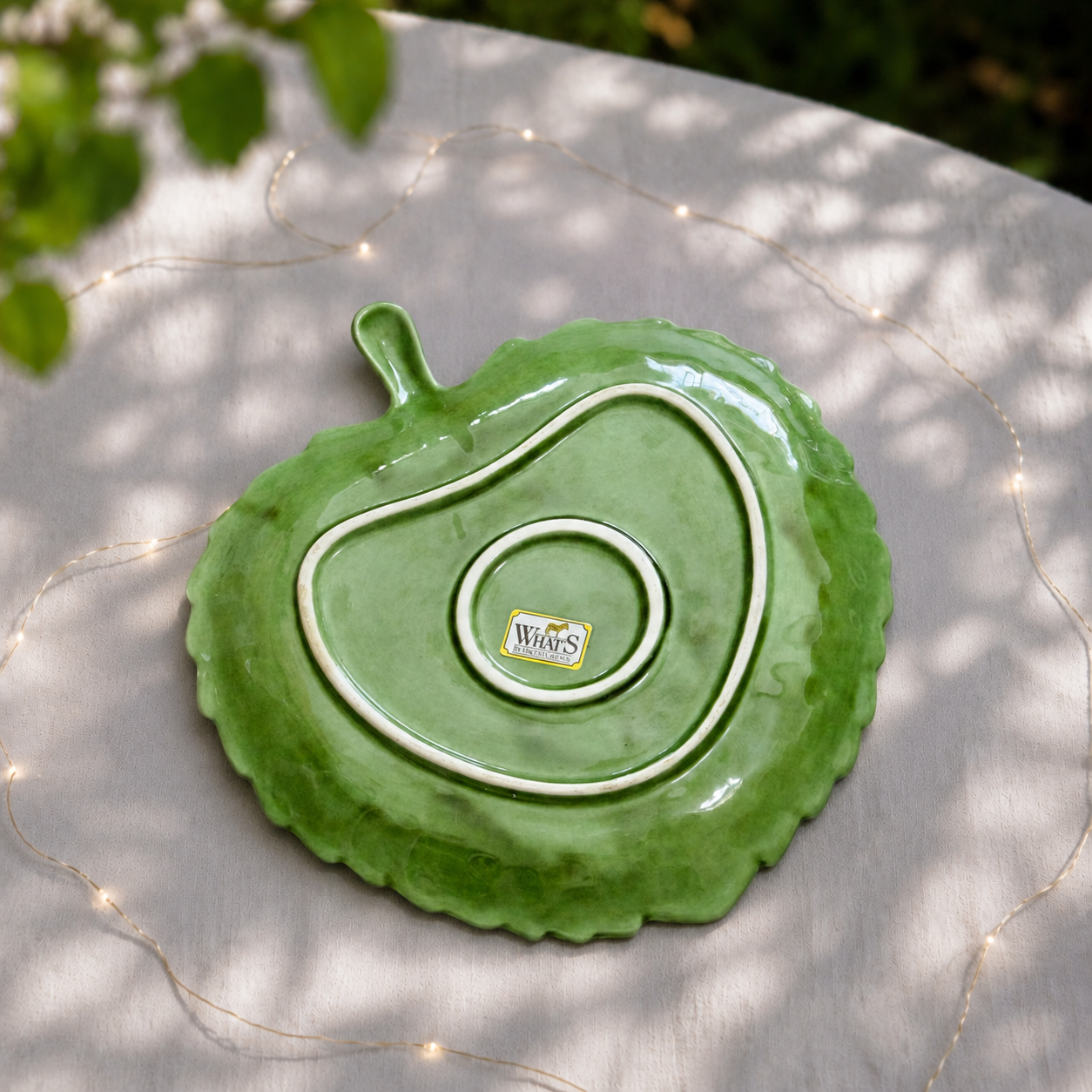 Assiette / petit plat en barbotine feuille What's
