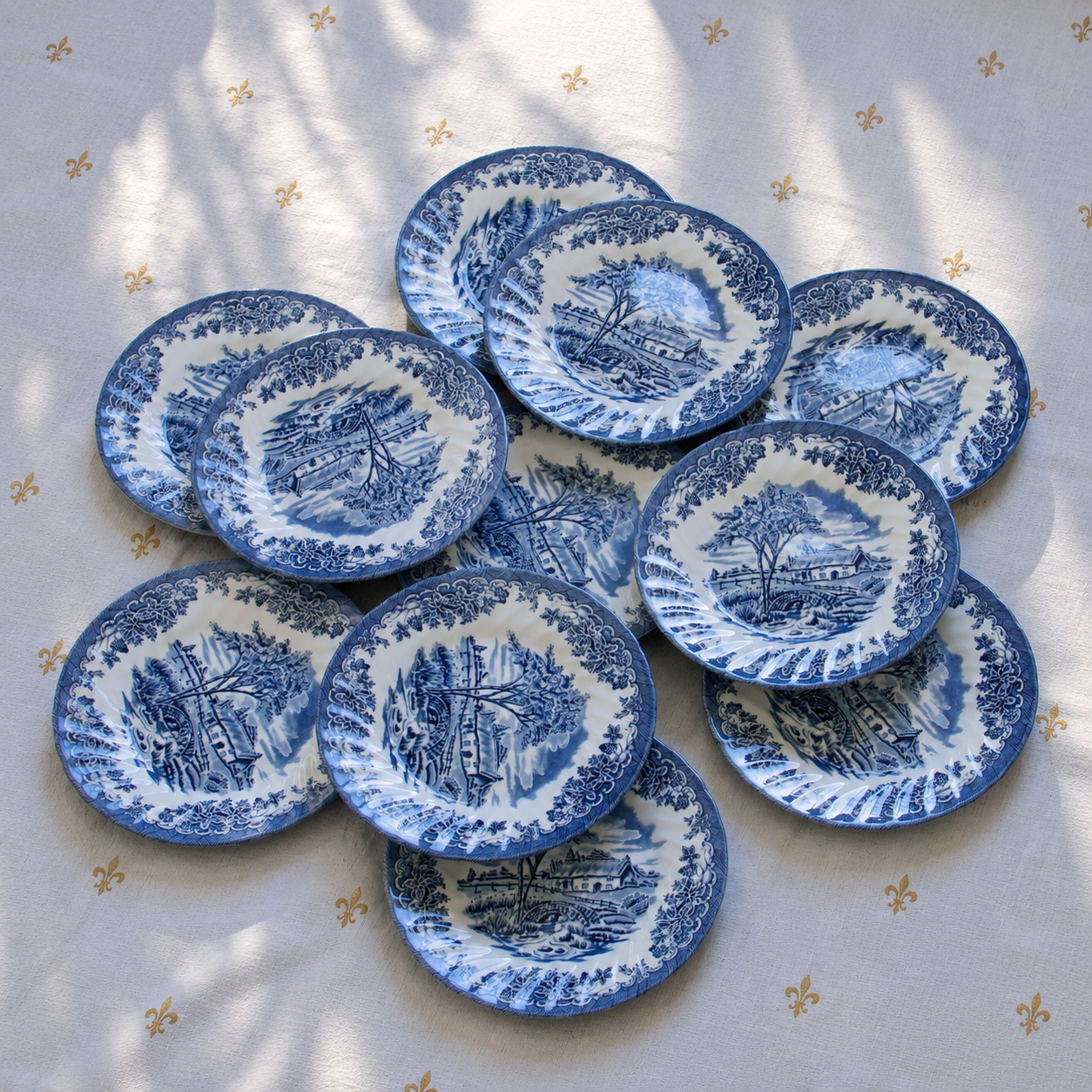 11 assiettes à dessert Staffordshire Churchill