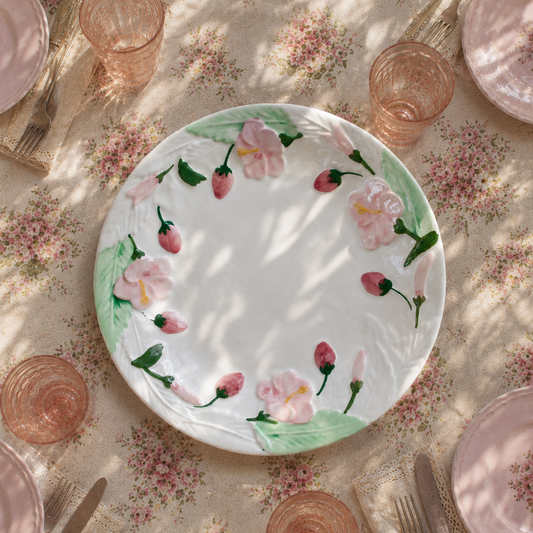 Plat vintage en faïence type barbotine fraises et fleurs roses
