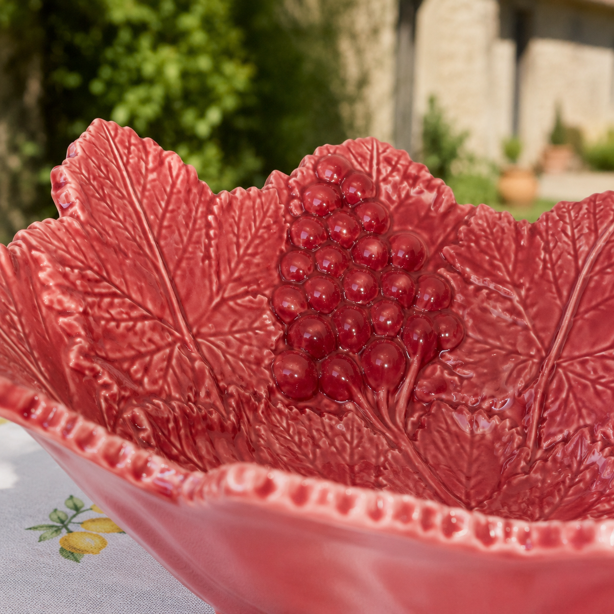 Coupe centre de table en barbotine framboise - feuilles de vigne