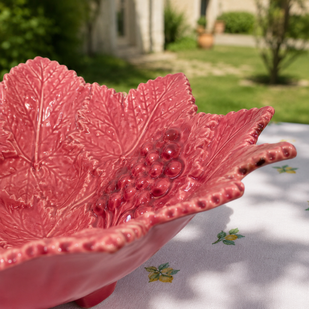 Coupe centre de table en barbotine framboise - feuilles de vigne
