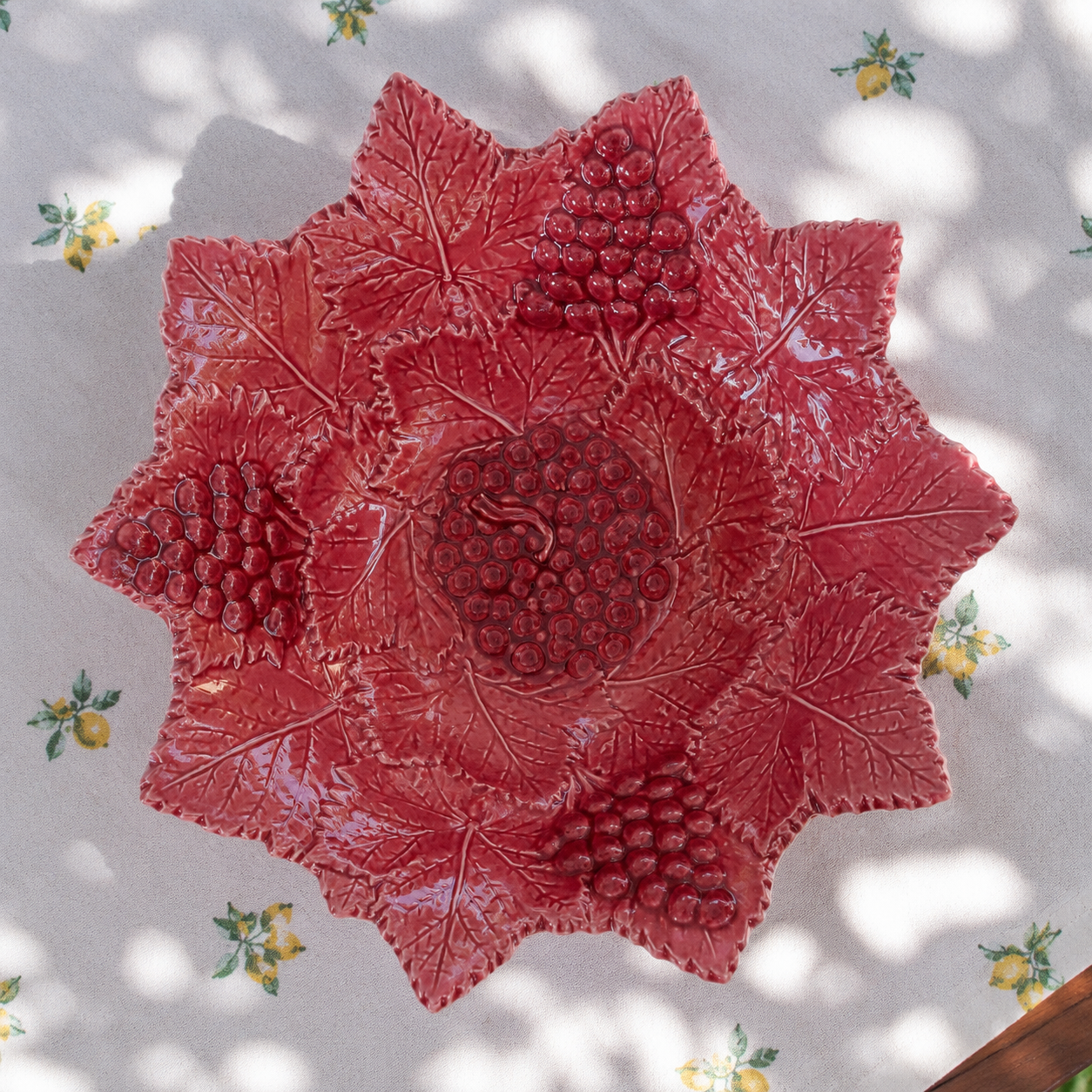 Coupe centre de table en barbotine framboise - feuilles de vigne