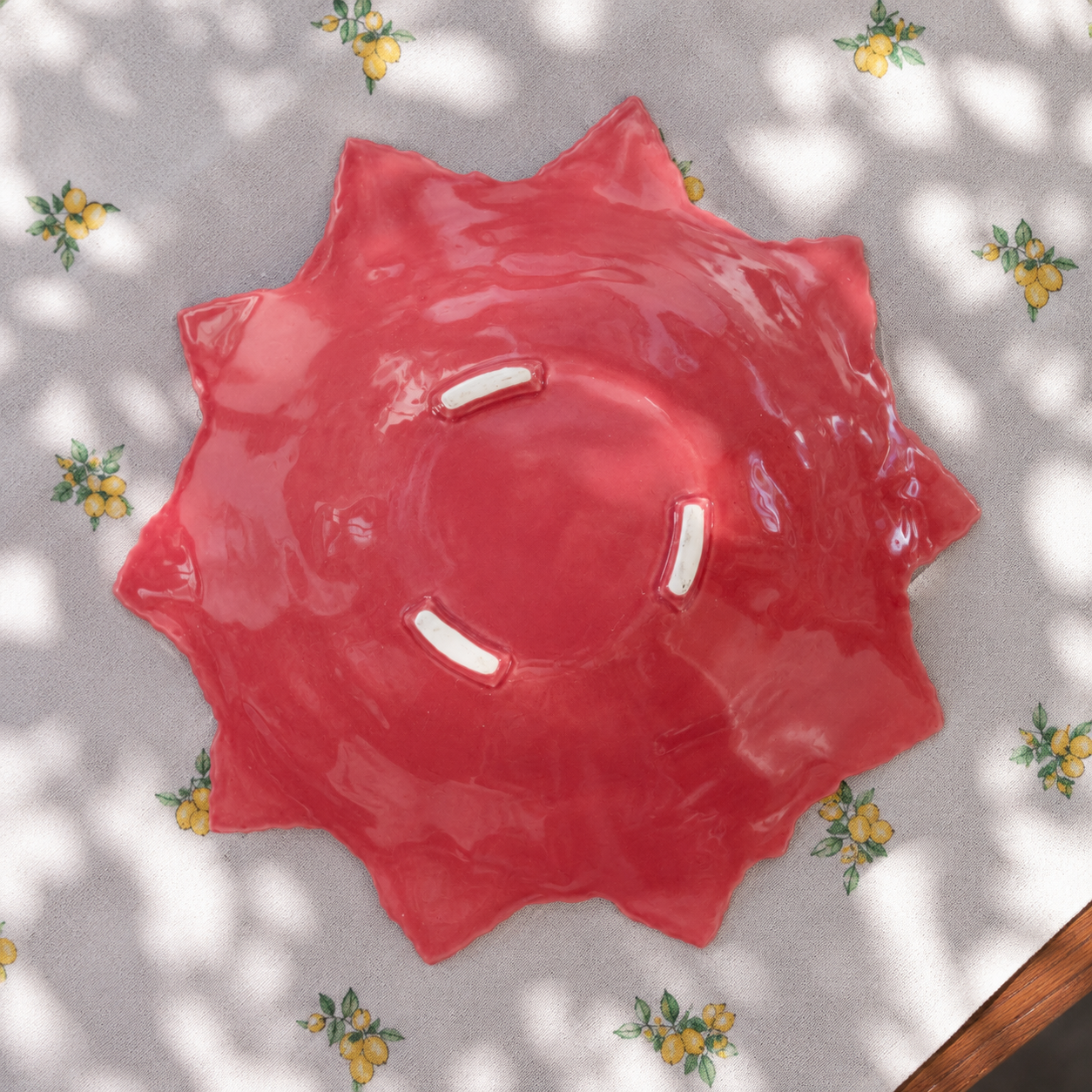 Coupe centre de table en barbotine framboise - feuilles de vigne