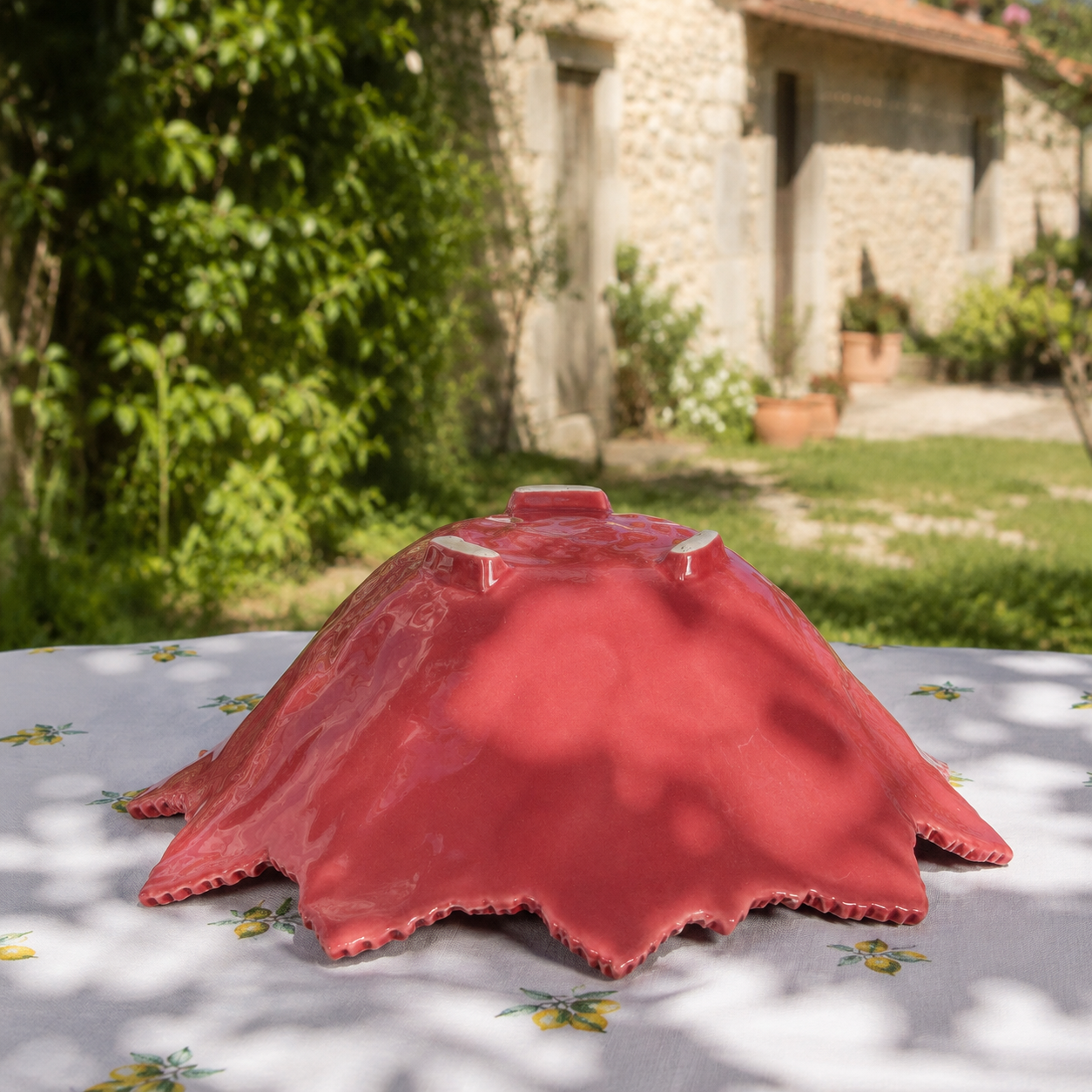 Coupe centre de table en barbotine framboise - feuilles de vigne