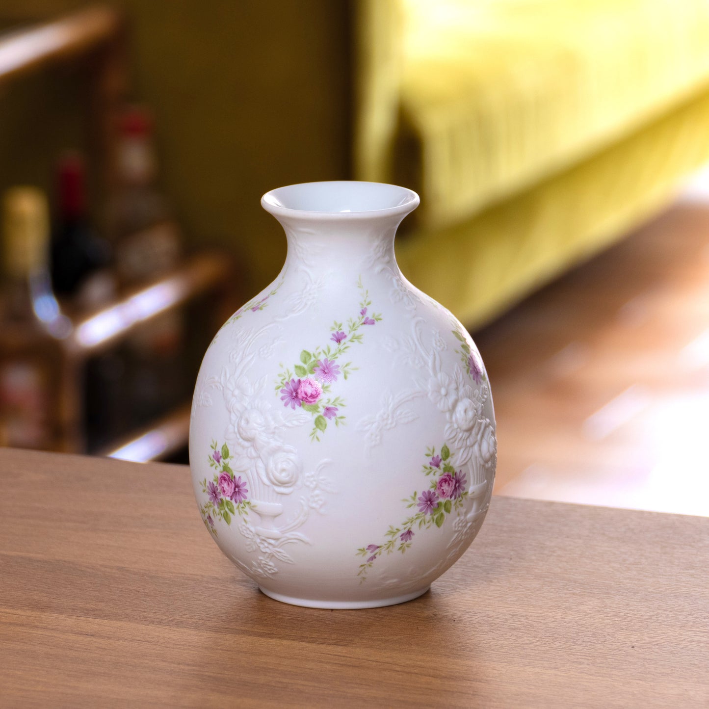 Vase boule Kaiser "Monaco" en porcelaine relief de roses