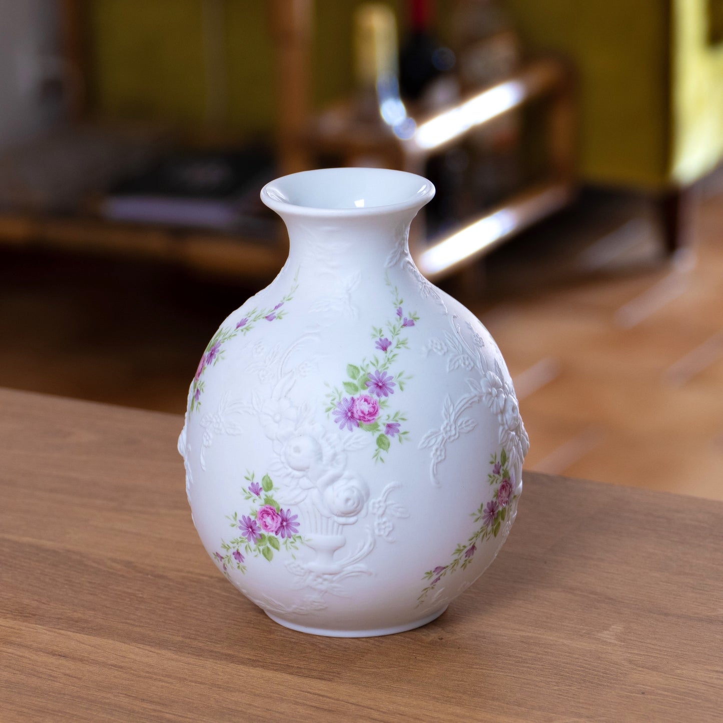 Vase boule Kaiser "Monaco" en porcelaine relief de roses