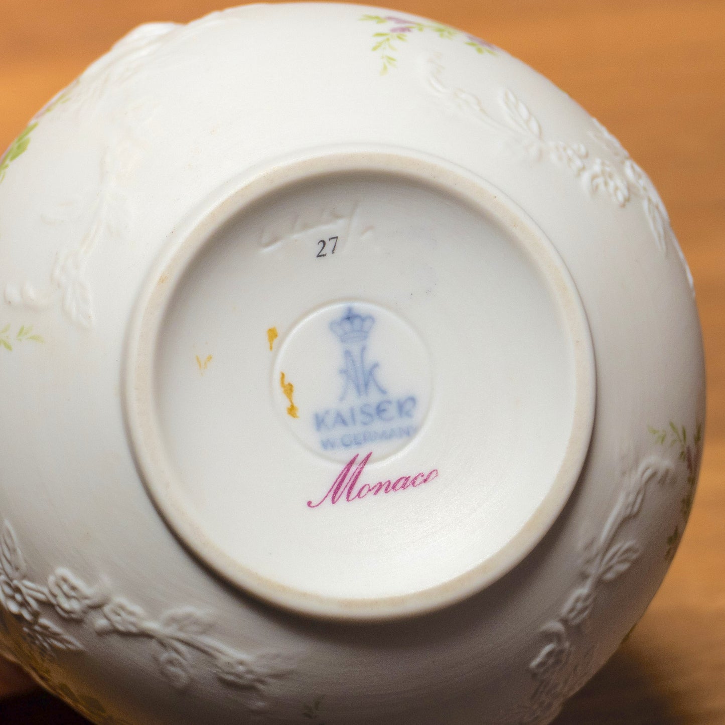 Vase boule Kaiser "Monaco" en porcelaine relief de roses