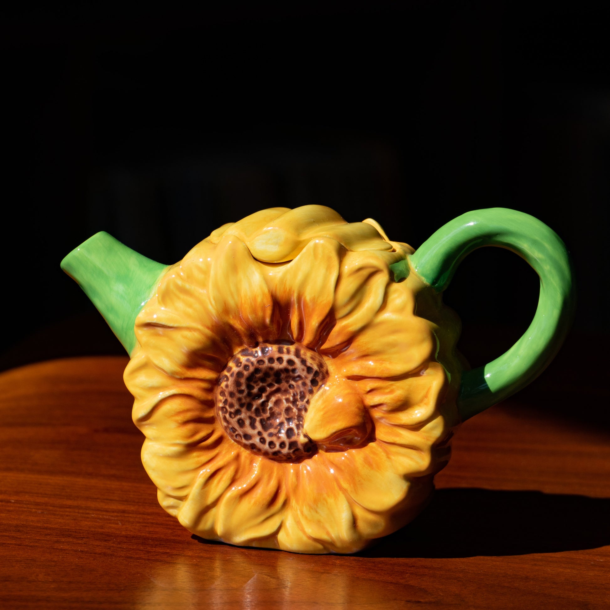 Théière en barbotine fleur et feuille vintage Théière en barbotine fleur et feuille vintage