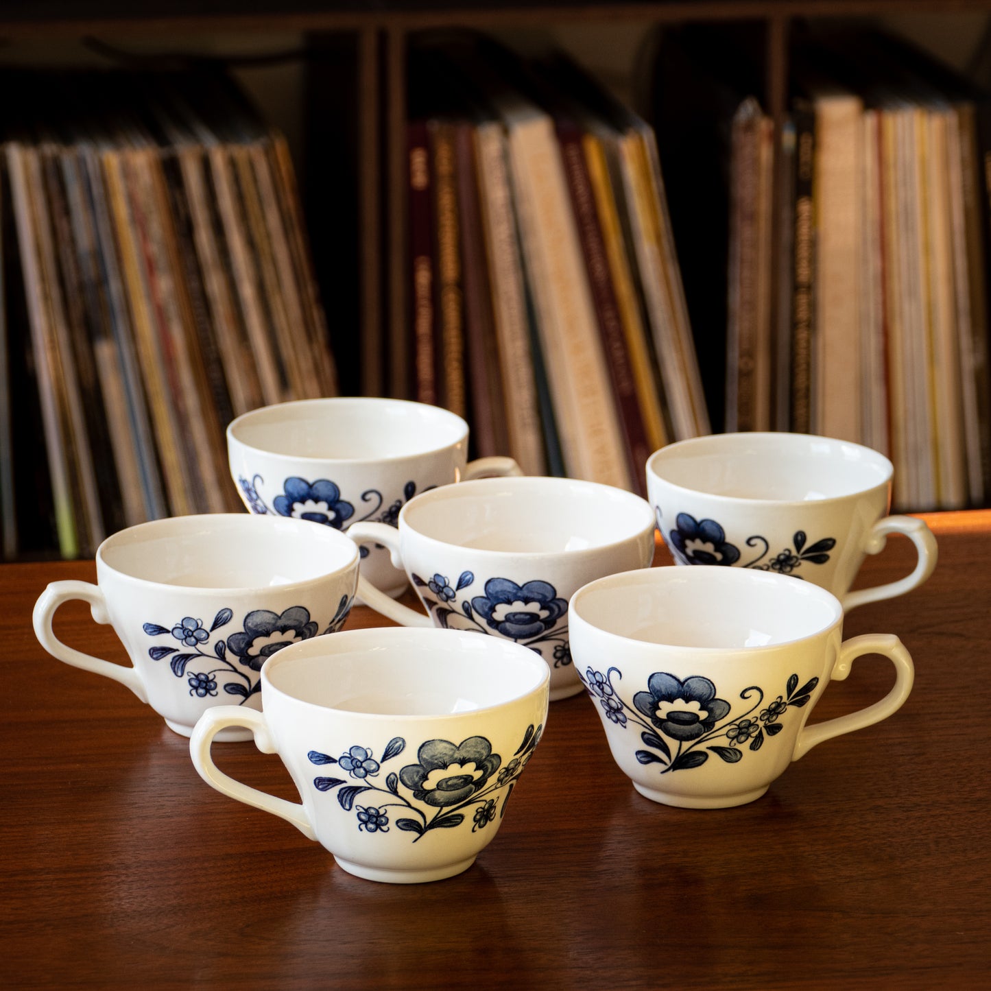 6 tasses en porcelaine anglaise, fleurs bleues