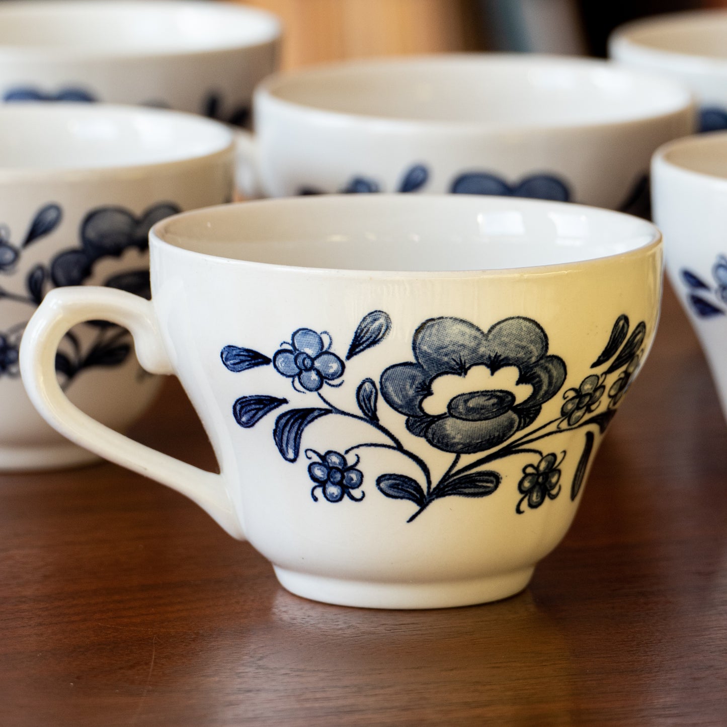 6 tasses en porcelaine anglaise, fleurs bleues