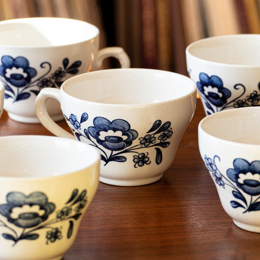 6 tasses en porcelaine anglaise, fleurs bleues