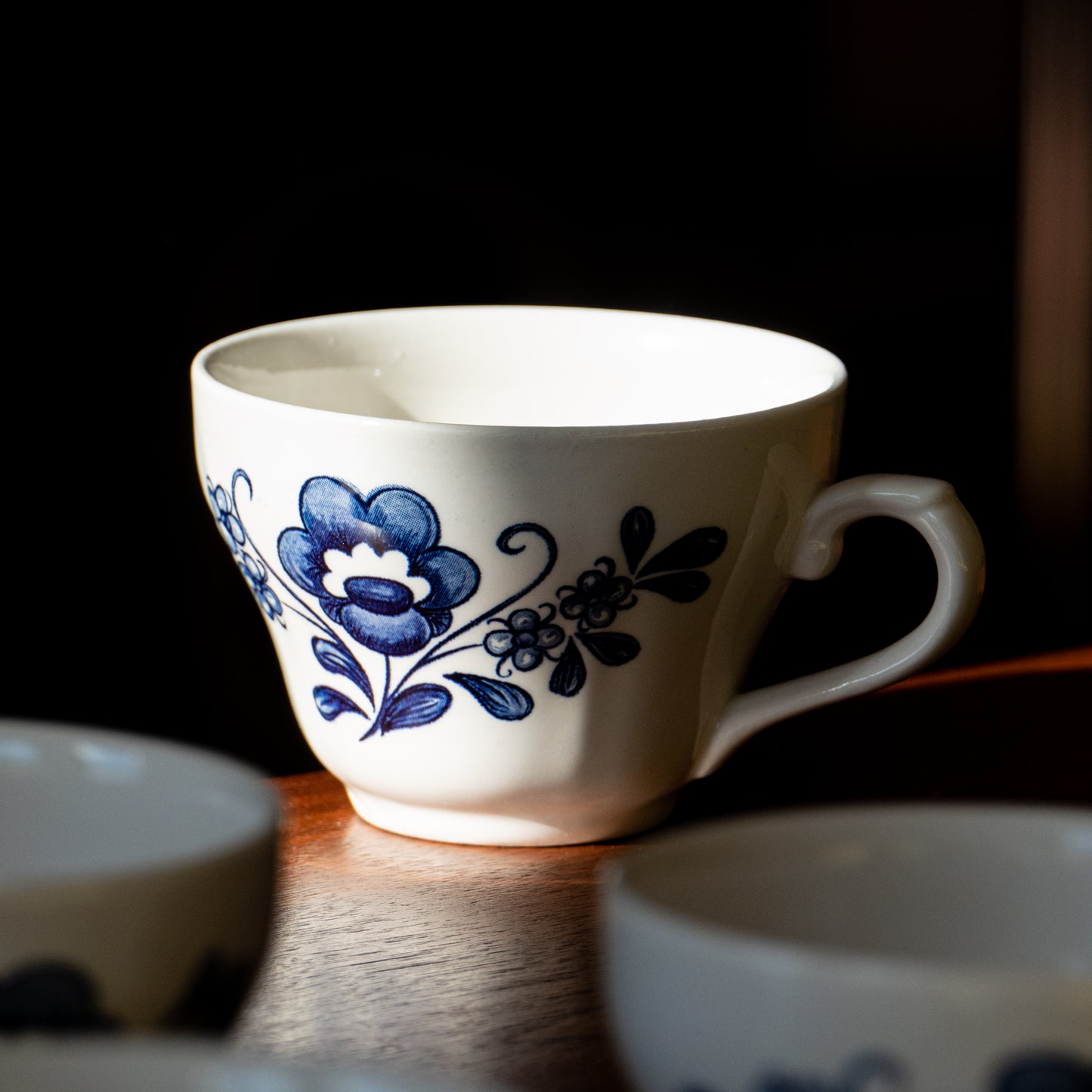 6 tasses en porcelaine anglaise, fleurs bleues