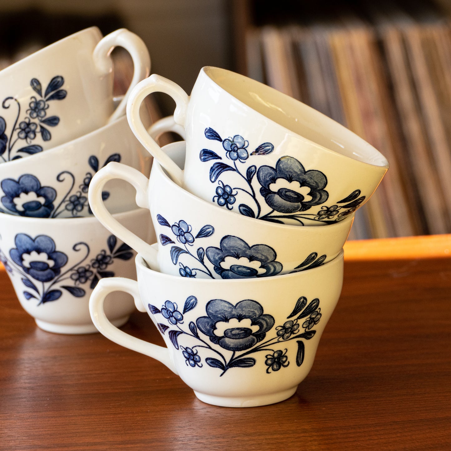 6 tasses en porcelaine anglaise, fleurs bleues