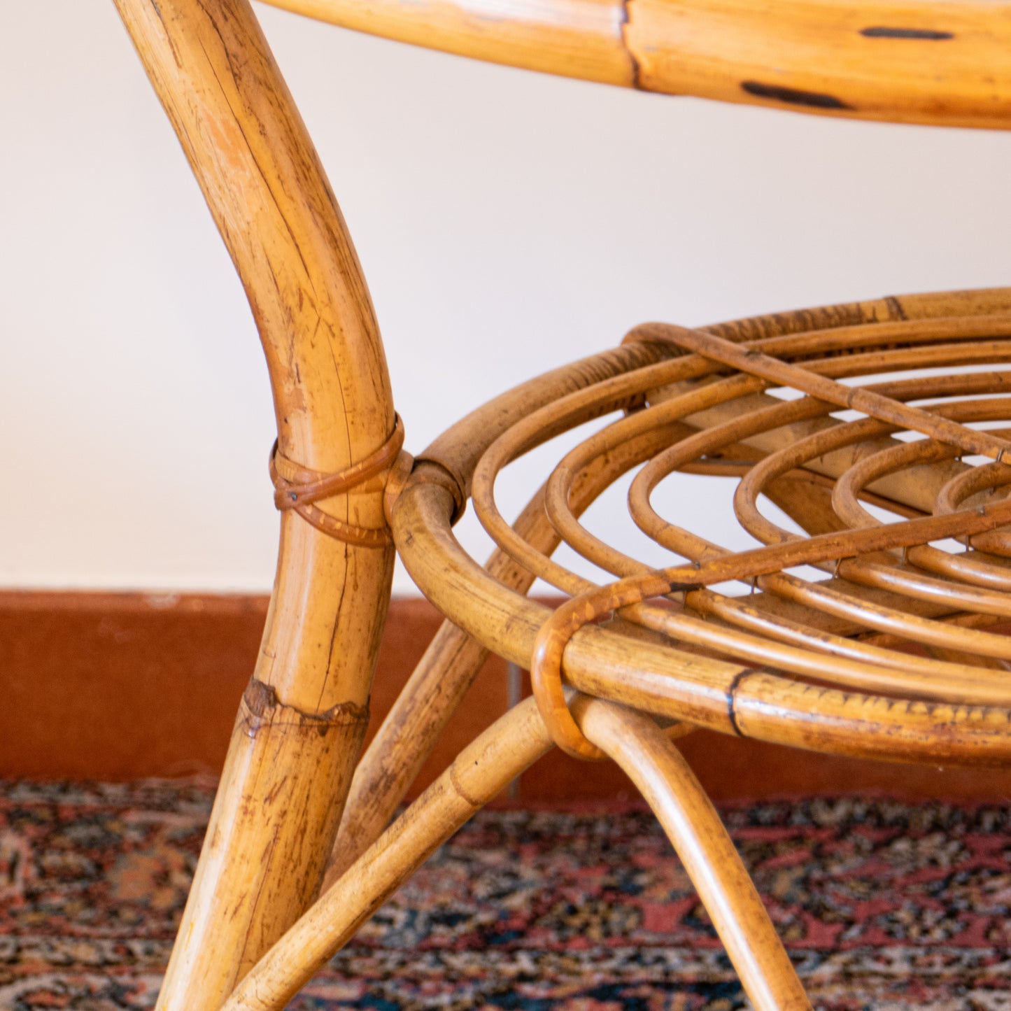 Table basse en rotin et verre fumé