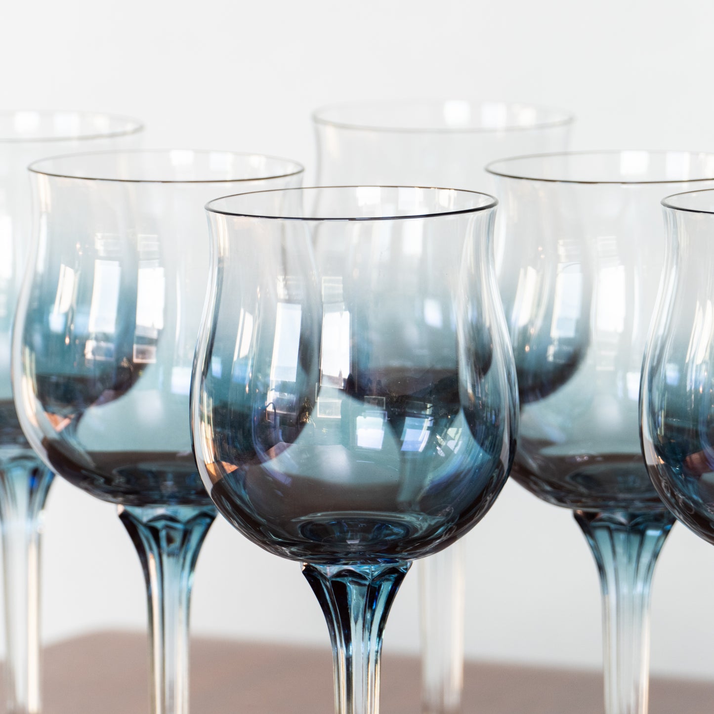 7 grands verres en cristal dégradé de bleu