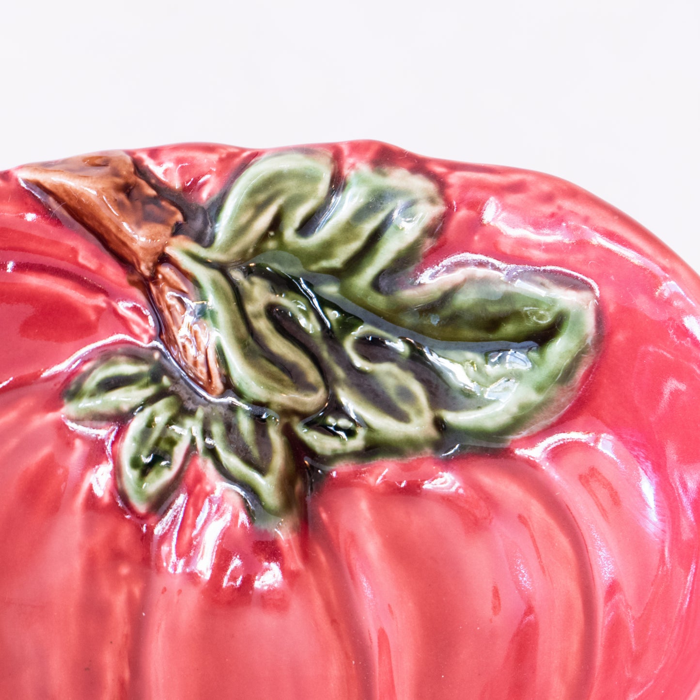 Plat creux en barbotine tomate "Olfaire"