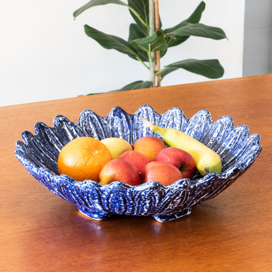 Grande coupe artisanale en terre cuite émaillée bleue