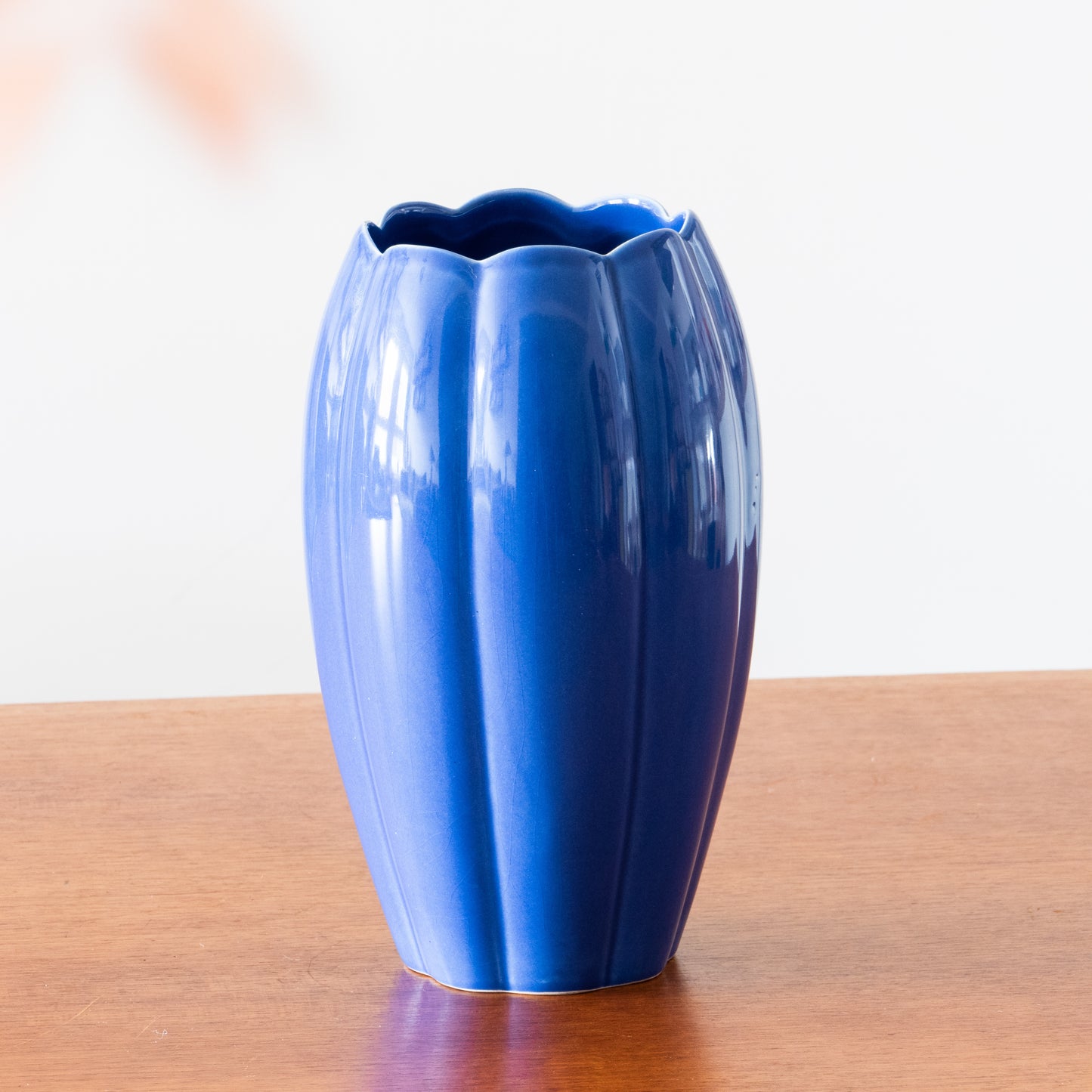 Grand vase bleu forme tulipe signé D.Dinis