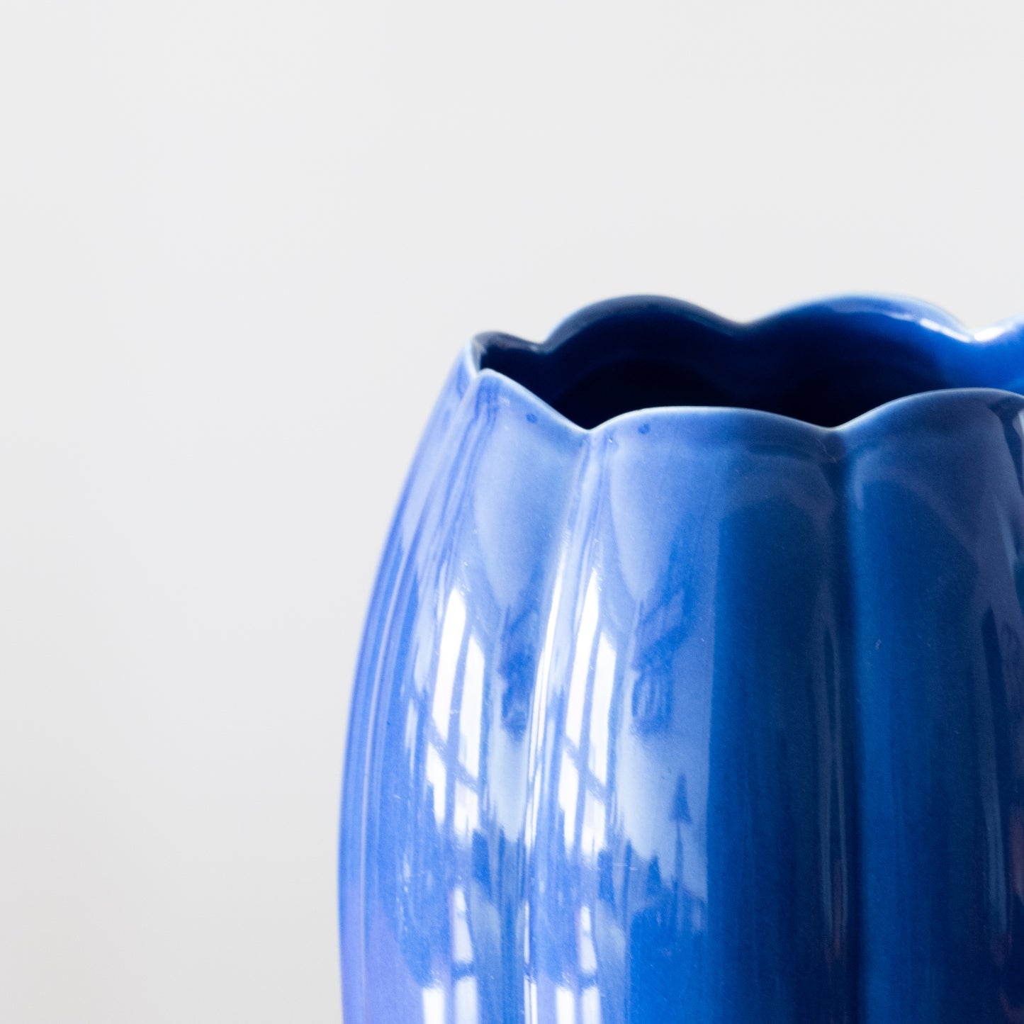 Grand vase bleu forme tulipe signé D.Dinis