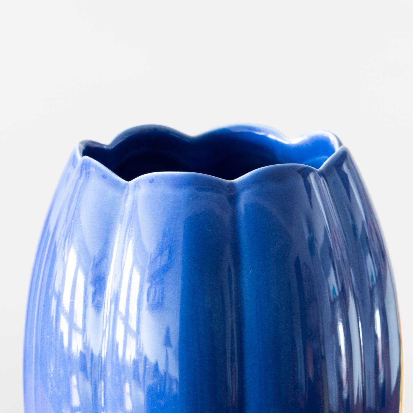 Grand vase bleu forme tulipe signé D.Dinis