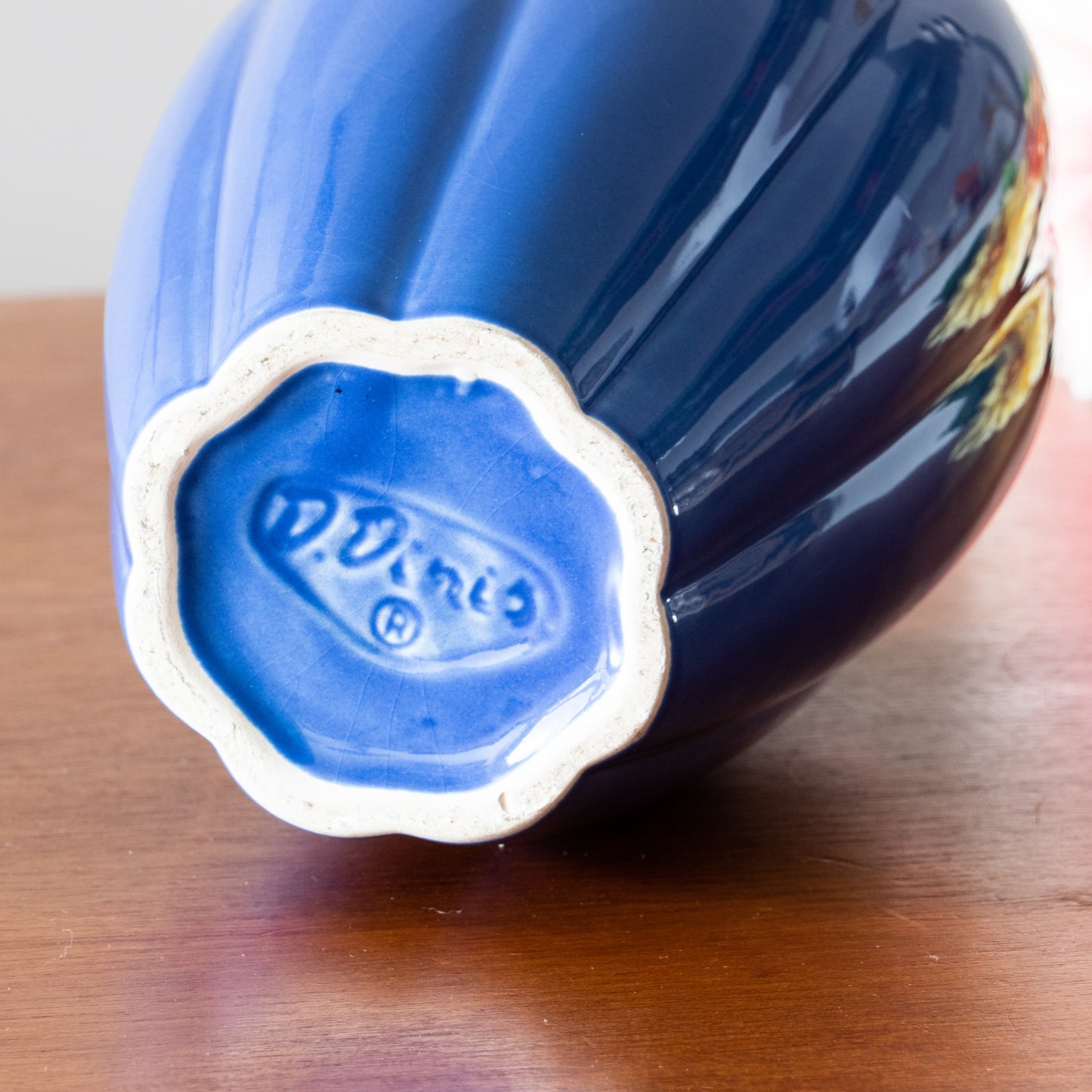 Grand vase bleu forme tulipe signé D.Dinis