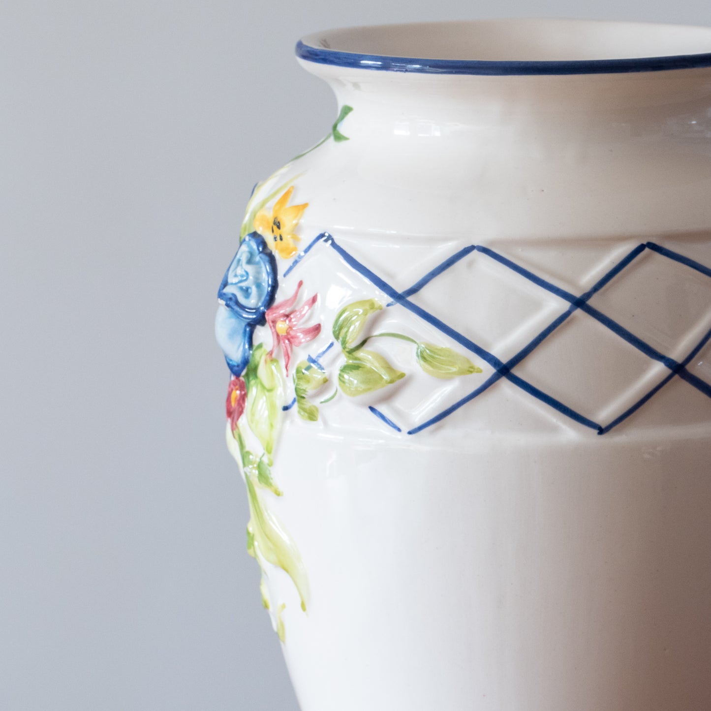Grand vase en barbotine, peint à la main