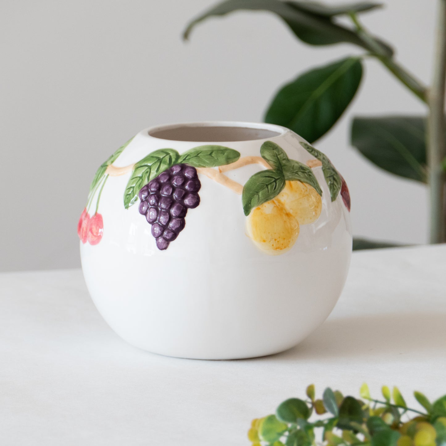 Vase boule relief fruits