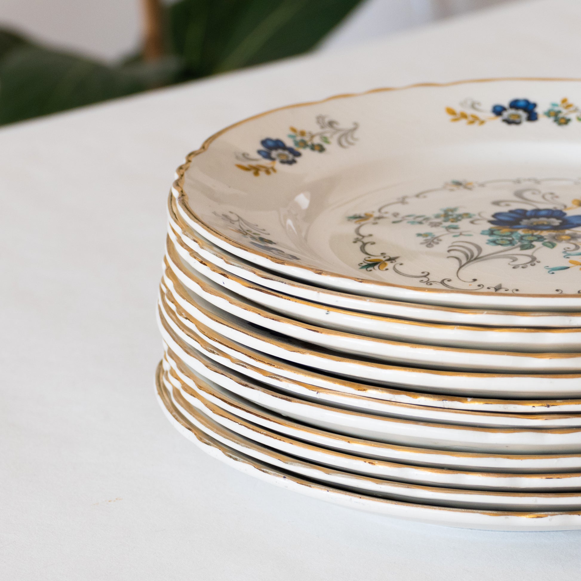Assiettes plates à fleurs du Moulin des loups - Arts de la table Assiettes plates à fleurs du Moulin des loups - Arts de la table