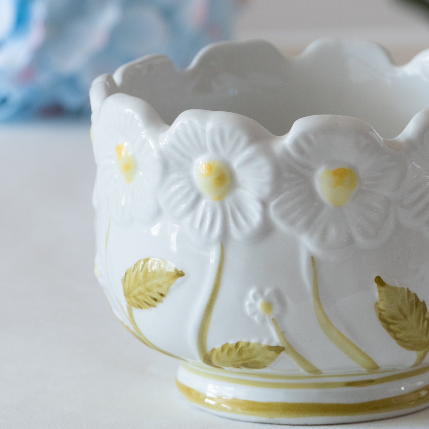 Cache pot relief marguerites