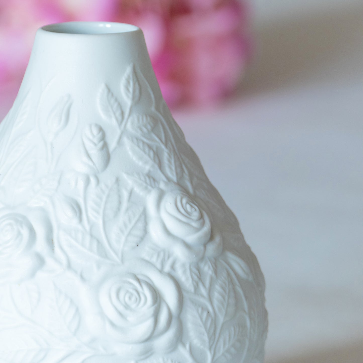 Vase boule Kaiser porcelaine relief de roses