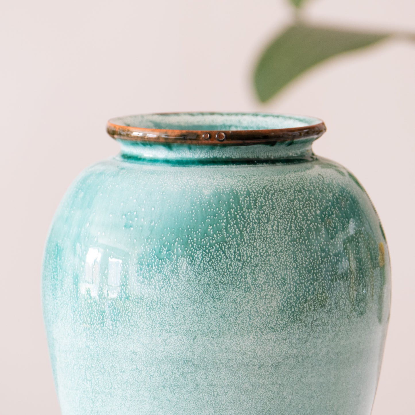 Vase turquoise en terre cuite émaillée signé Montalto