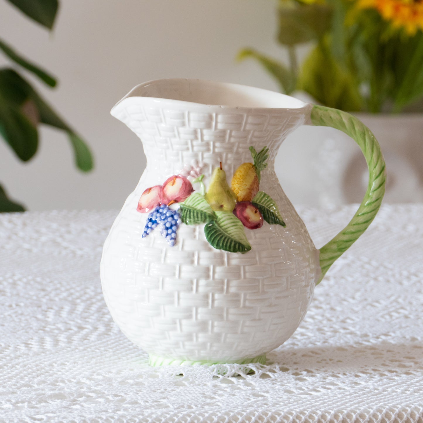 Carafe en barbotine fruits et panier tressé