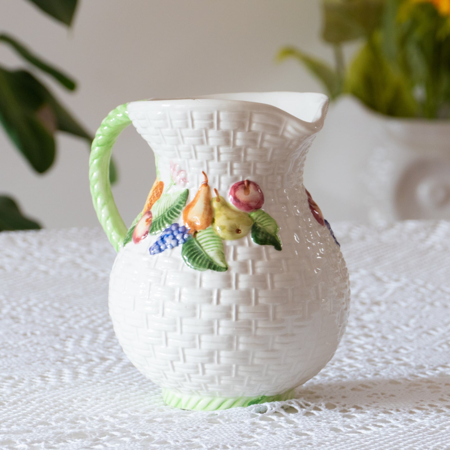 Carafe en barbotine fruits et panier tressé