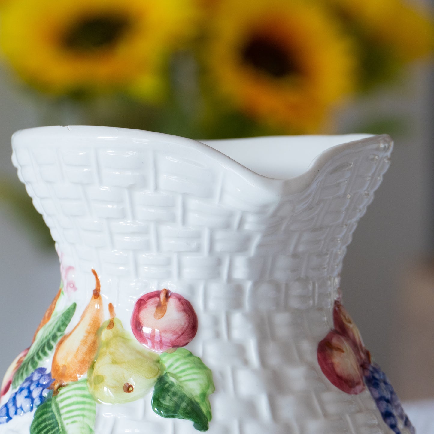 Carafe en barbotine fruits et panier tressé