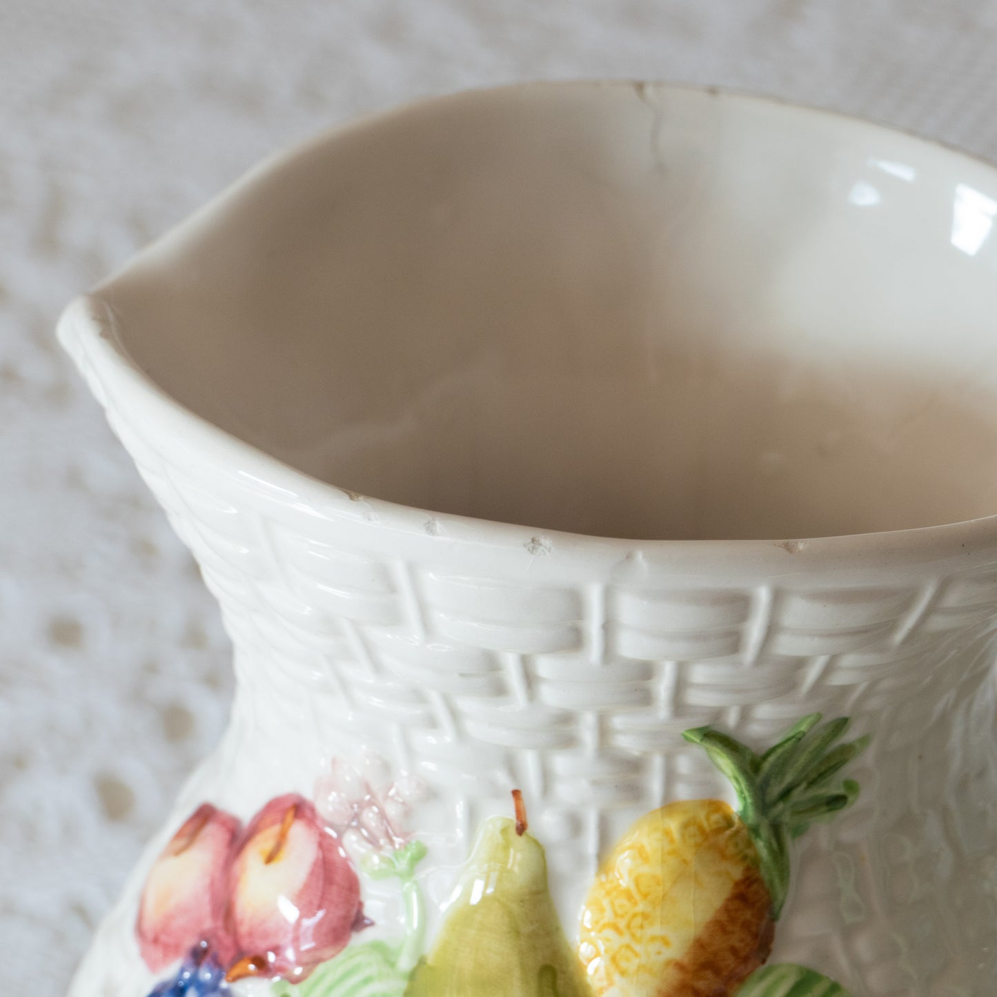 Carafe en barbotine fruits et panier tressé